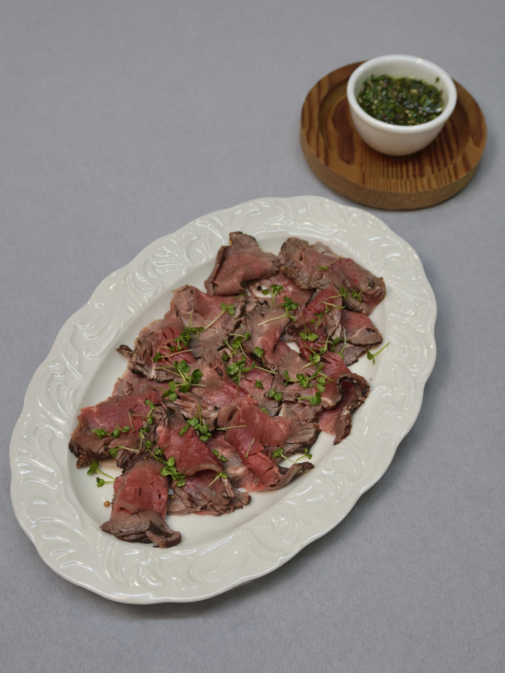 Ростбиф с пряным соусом из зелени