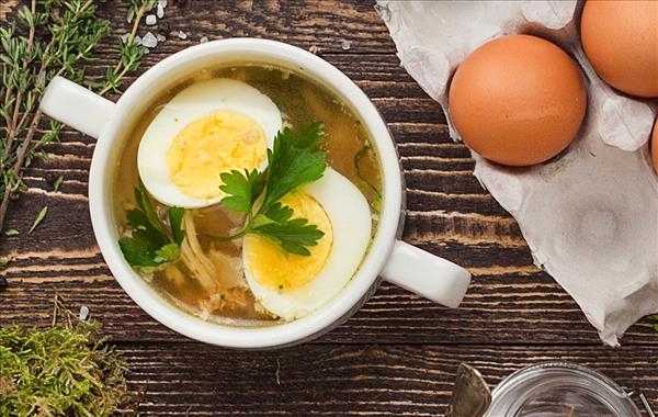 Куриный бульон с яйцом