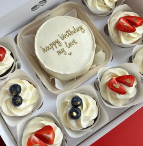 Набор бенто-торт и 8 капкейков