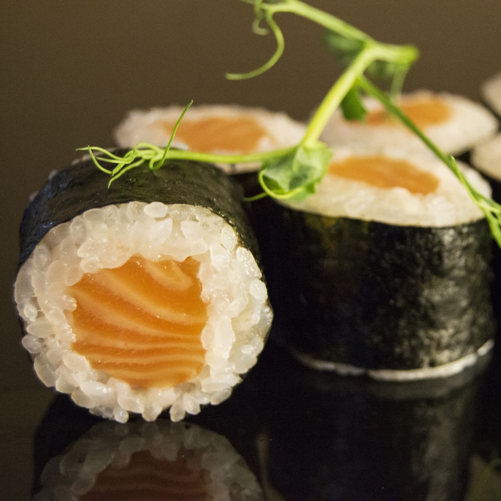 Маки с лососем