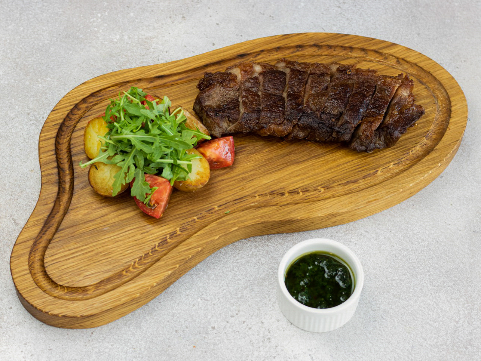 Стриплойн с печеным картофелем и соусом чимичури
