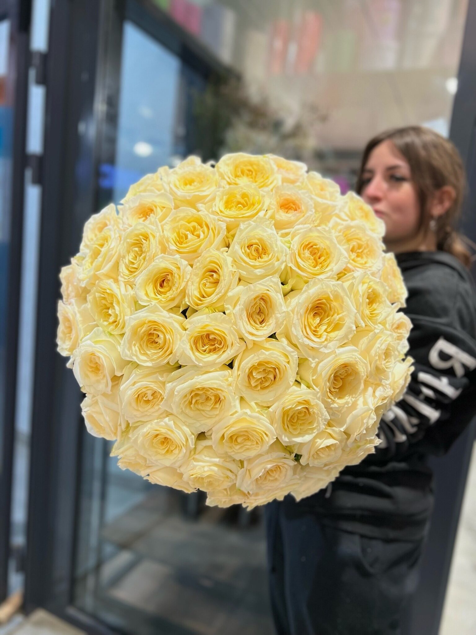 Букет кремовых роз 51 штука