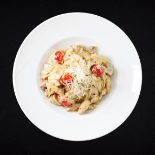 Паста с куриным филе и шампиньонами
