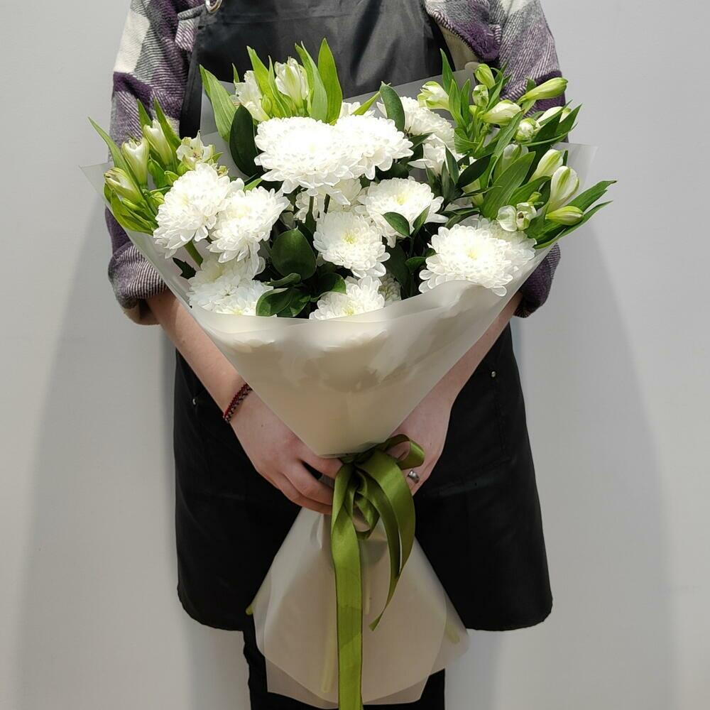 Белый букет из хризантем, альстромерий и рускуса 