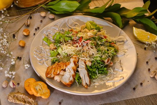 Салат Цезарь с курицей