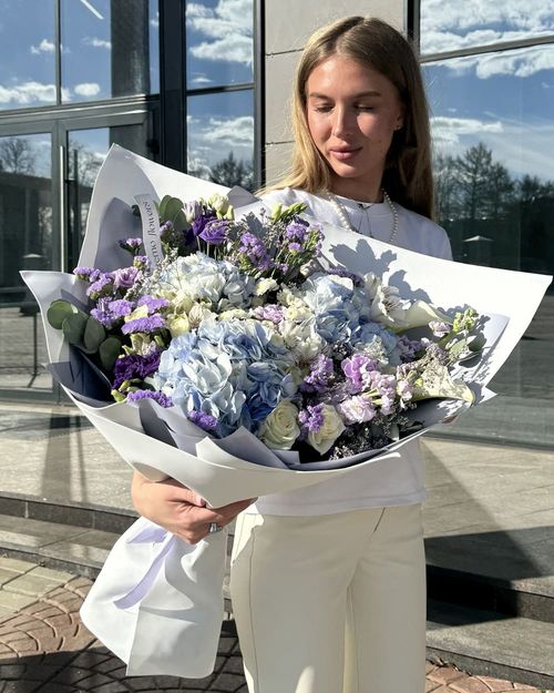 Букет из гортензий, роз и калл