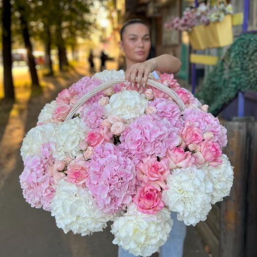 Корзина с гортензиями французскими розами