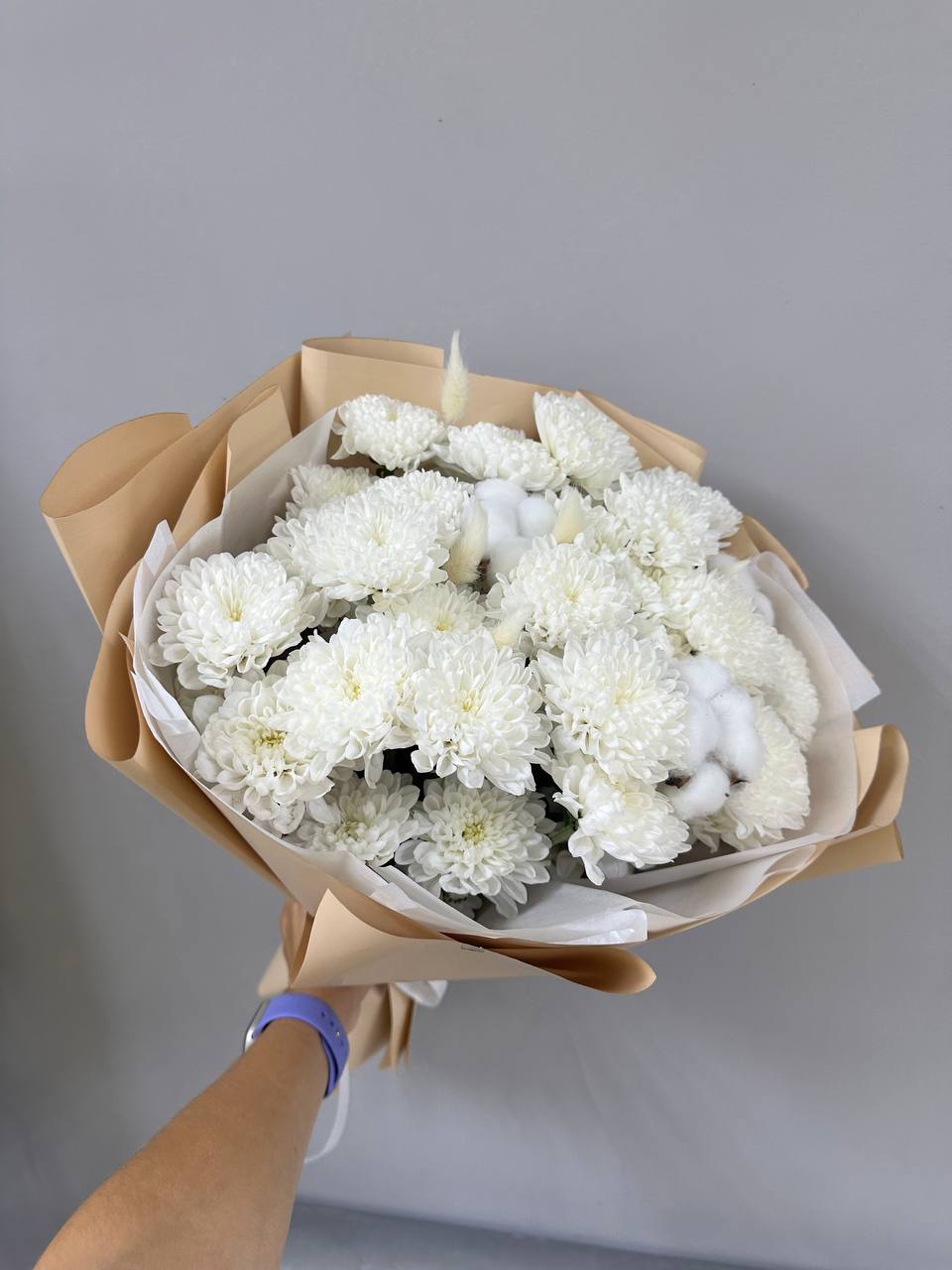 5 кустовых хризантем и хлопок