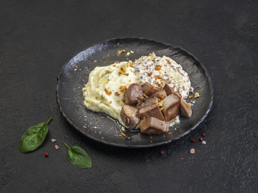 Картофель с телячьим языком и грибами
