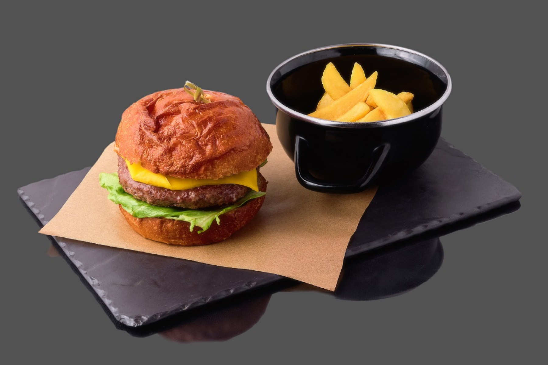 Бургер из говядины с ягодным джемом