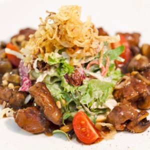 ТЕПЛЫЙ САЛАТ С КУРИНОЙ ПЕЧЕНЬЮ
