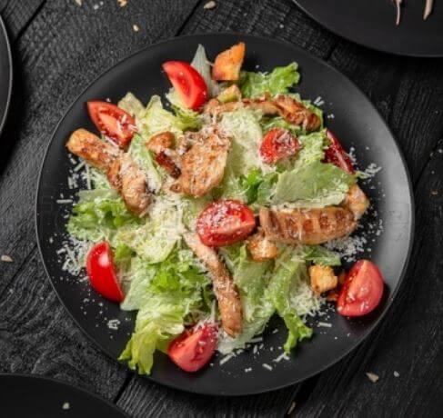 Салат цезарь с курицей