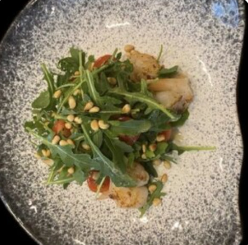 Рукола с креветками и авокадо