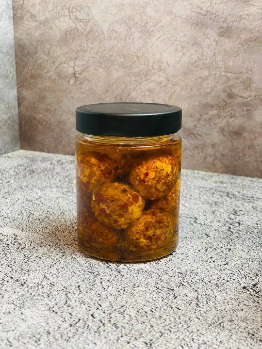 Сыр "Шевр с вялеными томатами и чесноком в базиликовом масле"