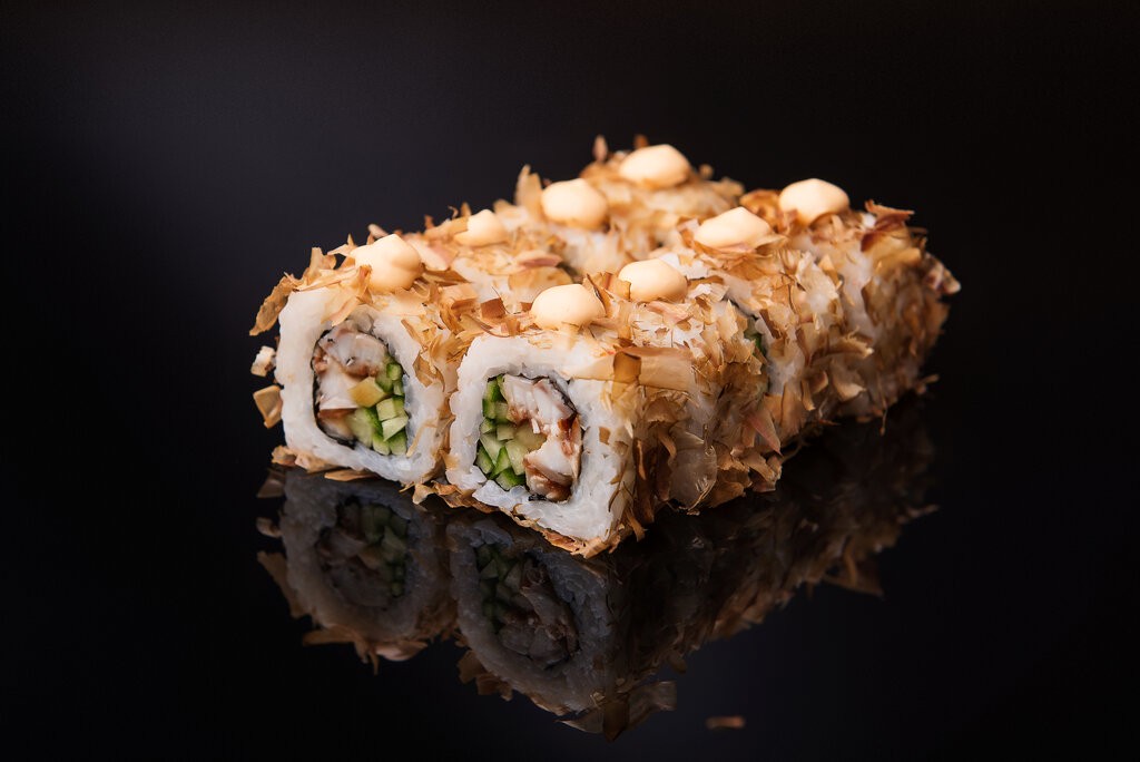 Бонито с угрем и авокадо