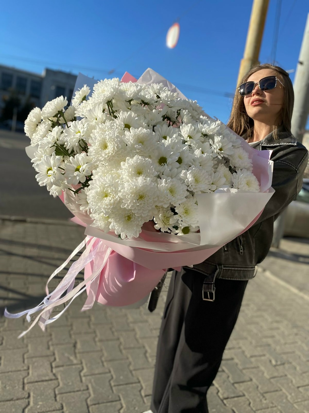 Большой пышный букет из хризантем