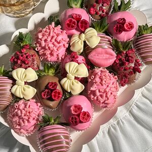 Клубника в шоколаде коробочка 15 ягод Бантики