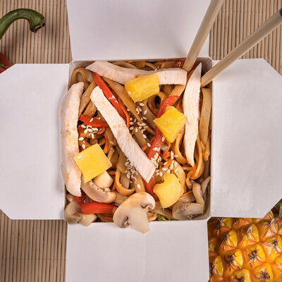 Wok по-гавайски с курицей и лапшой удон