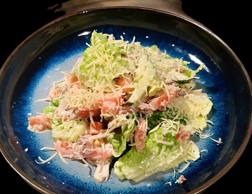 Салат микс с языком и ореховым соусом