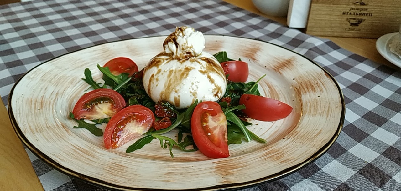 Буррата с рукколой, помидорами и соусом песто