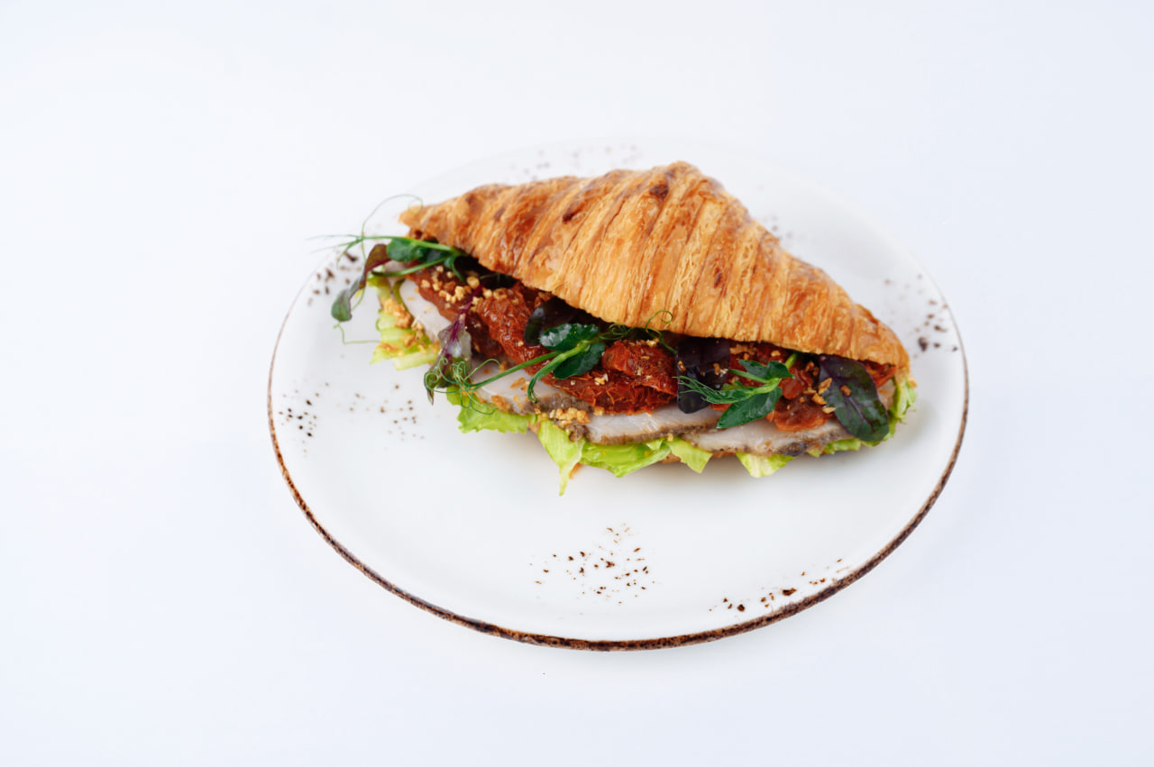 Круассан с пастрами из индейки