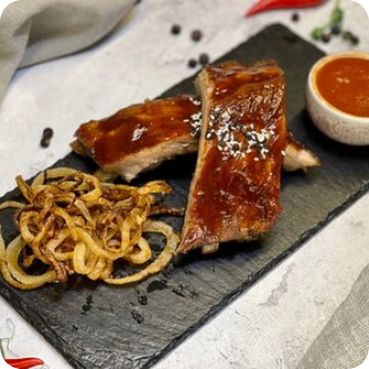 Ребрышки свиные барбекю с луком фри 