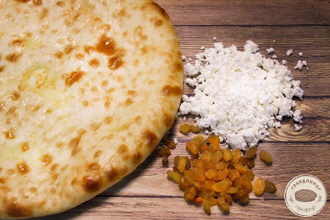 Осетинский пирог с творогом и изюмом S