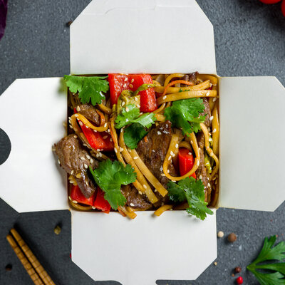 Wok по-китайски с говядиной и яичной лапшой