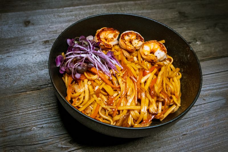 Wok с овощами и креветкой