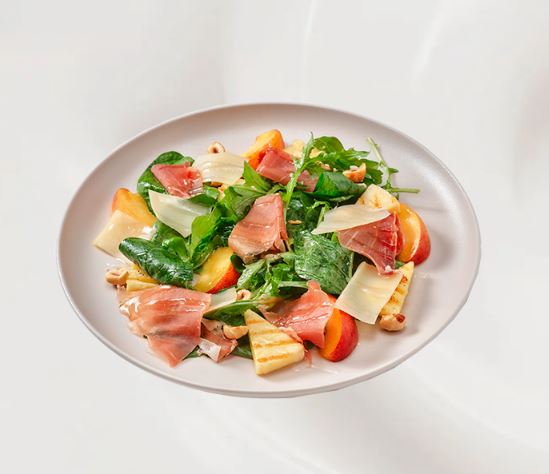 Салат с прошутто, сезонными фруктами и халуми