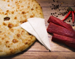 Осетинский пирог с говяжьим мясом и сыром 800г