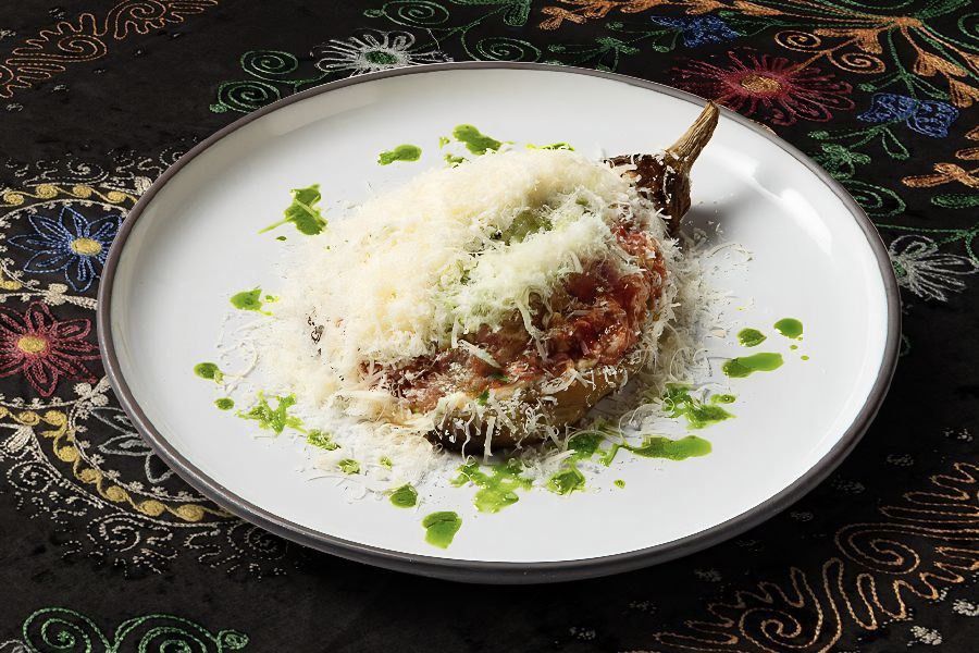 Запеченный баклажан с хумусом, гуакамоле и сальсой
