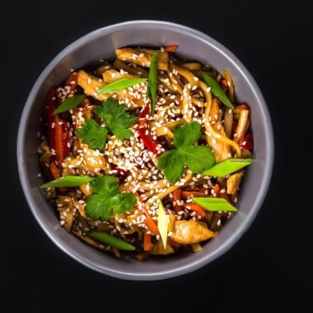 Соба с курицей и овощами