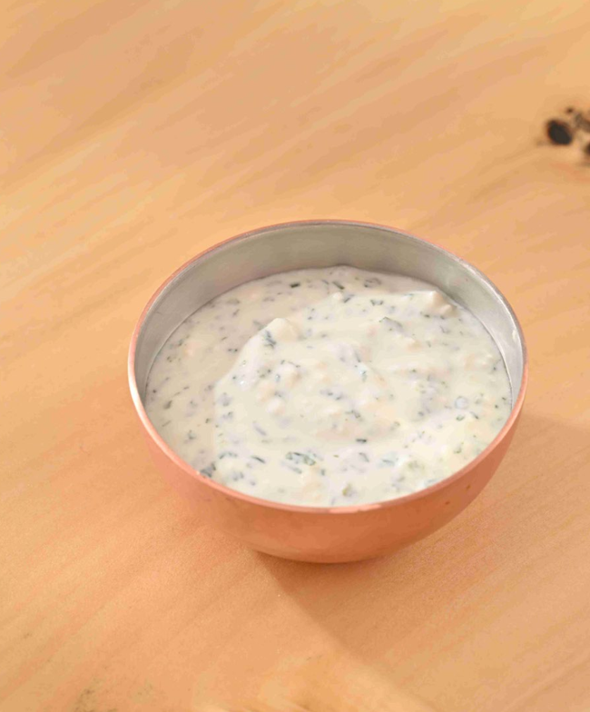 Сметанный с огурцом и травами