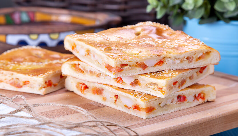 Пирог с курицей, перцем и томатами