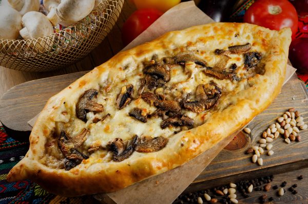 Пицца с домашним фаршем и с шампиньонами