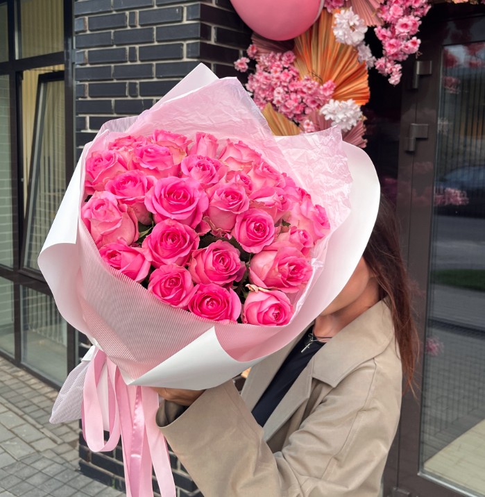 Букет из 25 роз в стильном оформлении