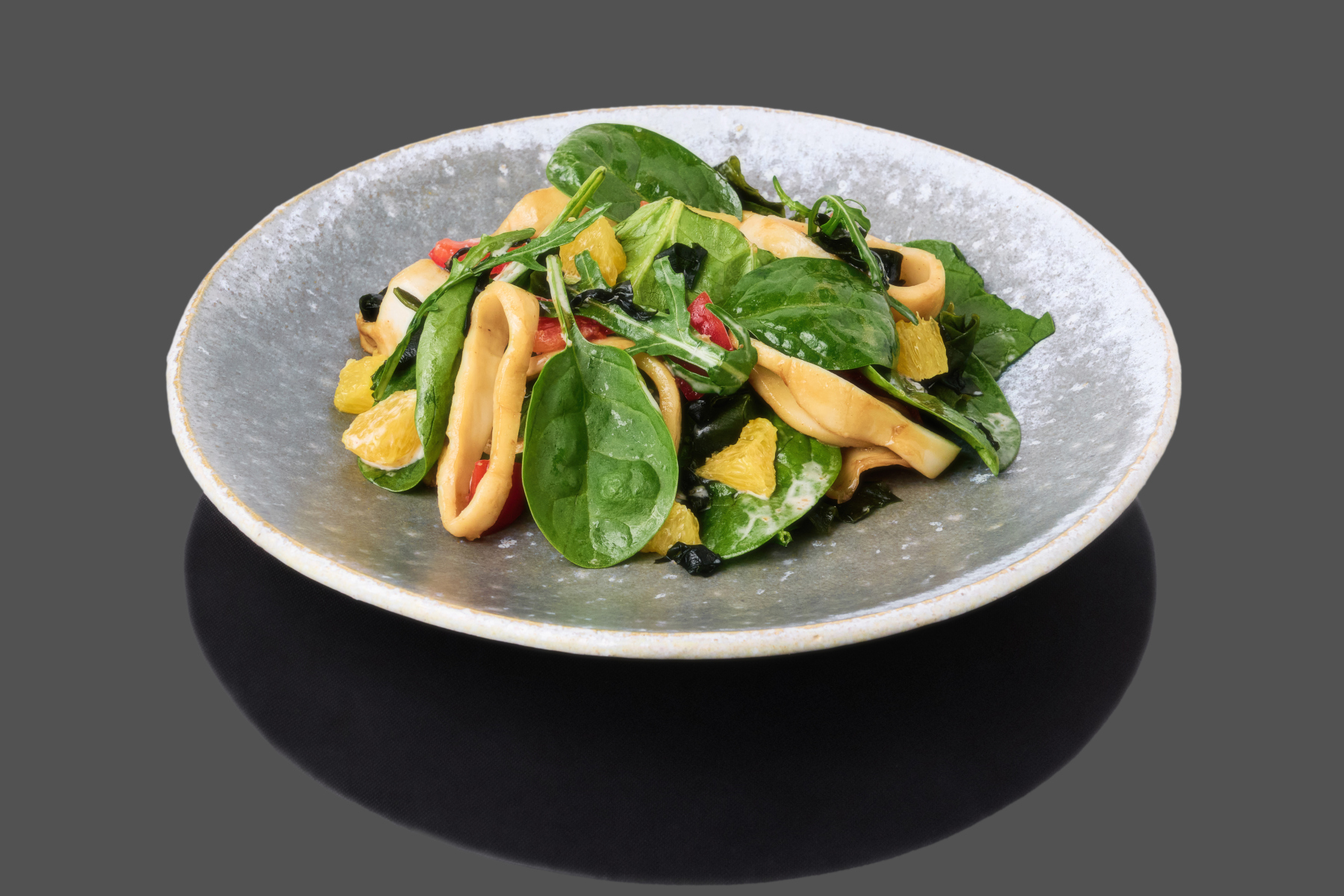 Салат с кальмарами на гриле и орехов соусом