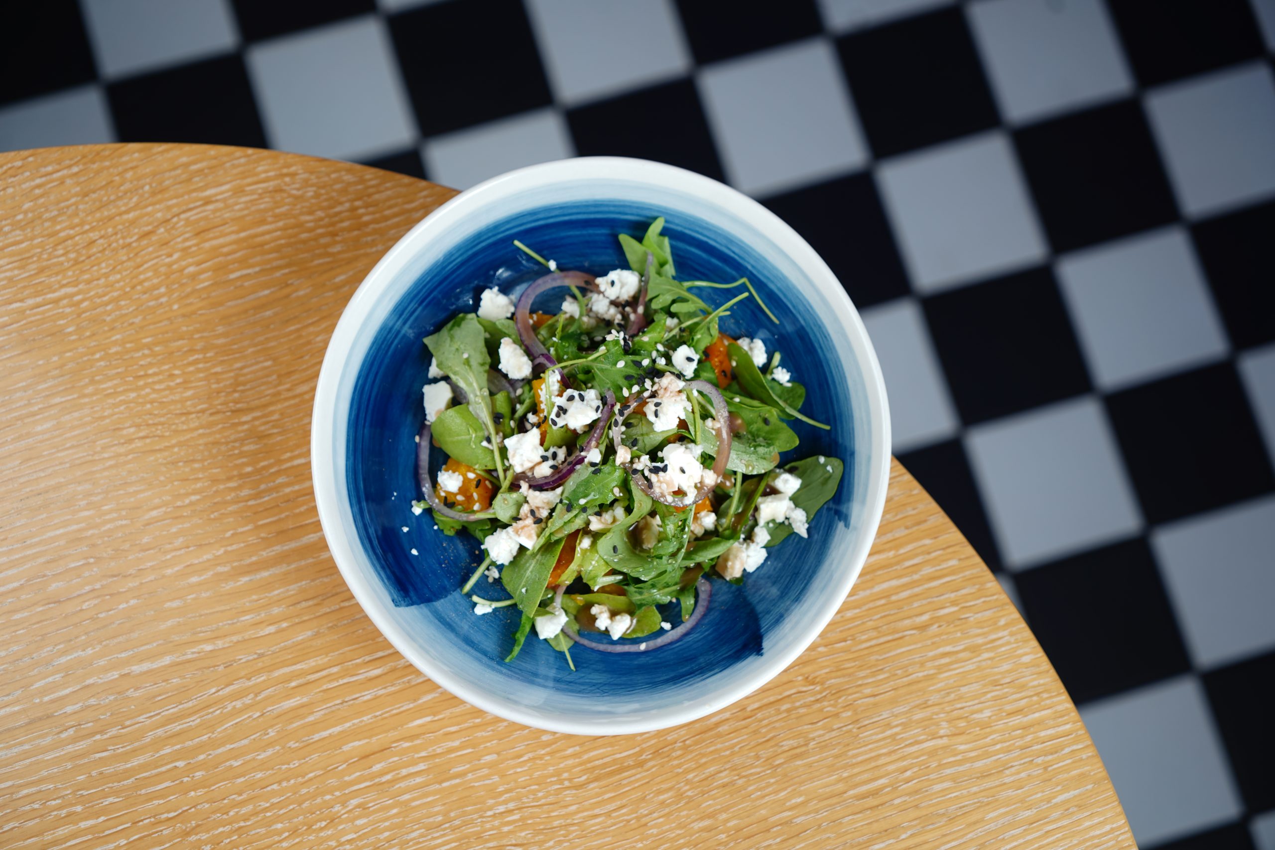 Салат с печеной тыквой, сыром Фета и руколой