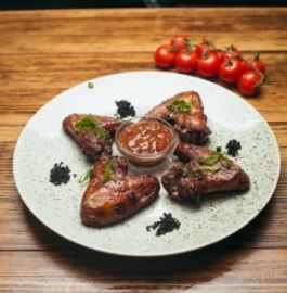 Куриные крылышки с томатной сальсой