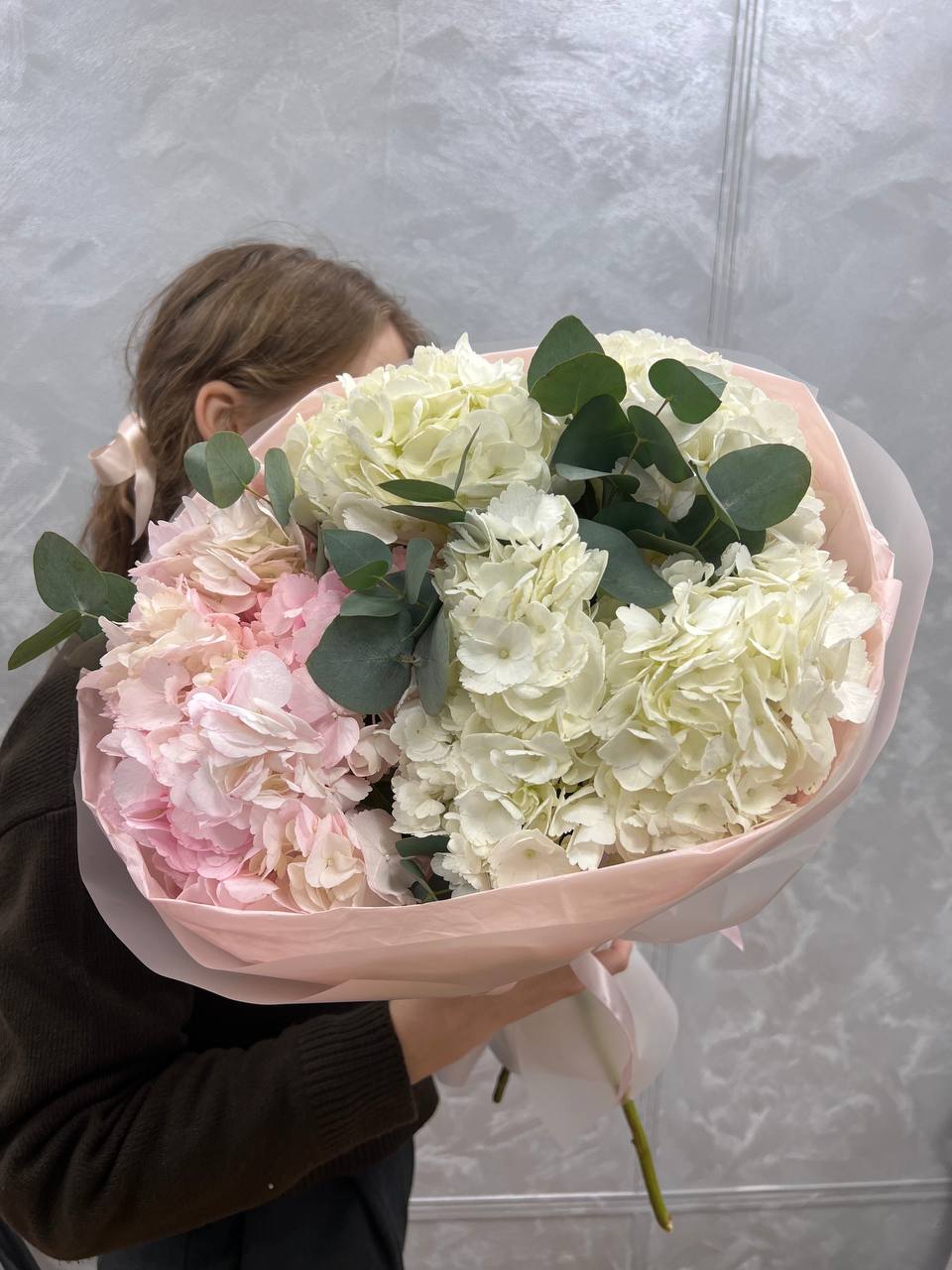 Авторский букет из гортензий и эвкалипта «Клубника со сливками»