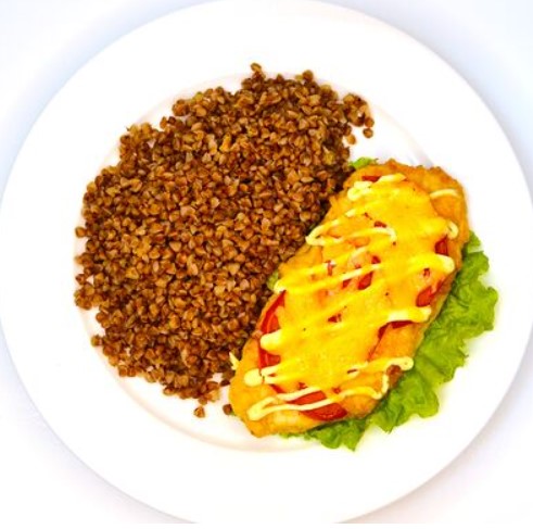 Отбивная курица по-итальянски с гречкой