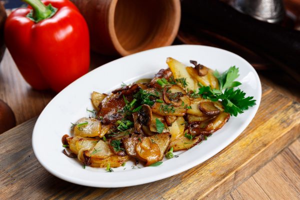 Картофель, жаренный с луком и грибами
