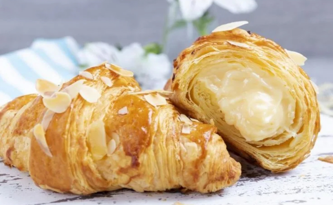 Круасан с заварным кремом