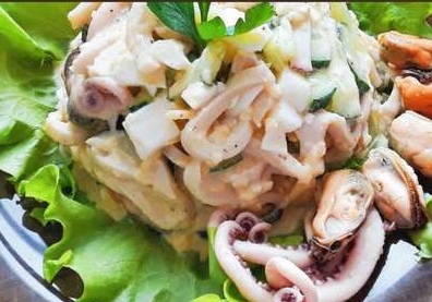 Салат с морским коктейлем