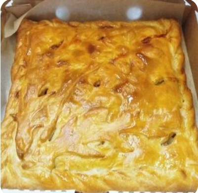 Пирог с зелёным луком, яйцом и рисом 1кг (слоёное тесто)