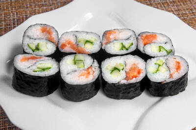 Ролл Инь-Ян с лососем и огурцом