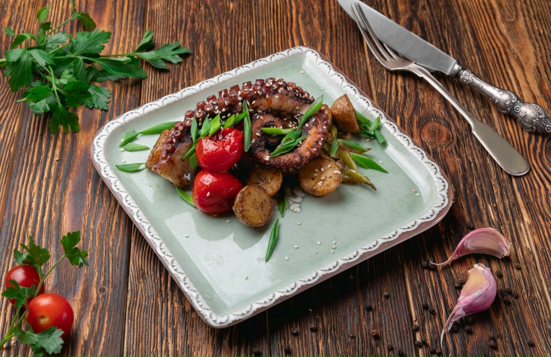 Щупальца осьминога с молодым картофелем и томатами черри