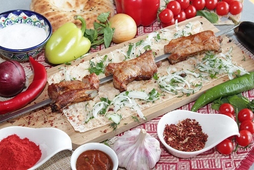 Шашлык из свиных ребрышек на мангале