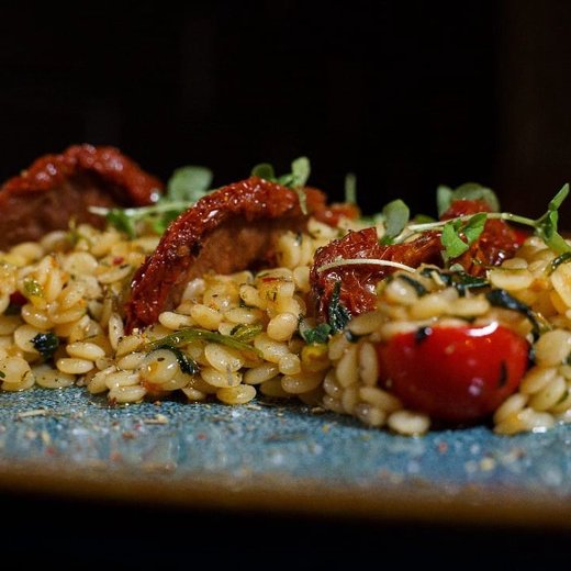 Паста птитим с томатами и базиликом